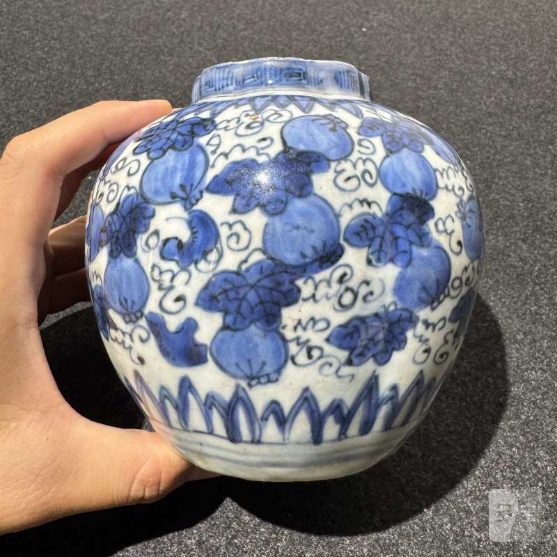 明万历 青花福禄万代纹瓜棱罐 - 图2